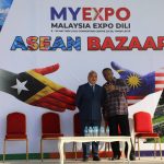 Exselensia Vise - Primeiru Ministru no Ministru Koordenadór ba Assuntu Ekonómiku, Ministru Turizmu no Ambiente, Dato’ Seri Francisco Kalbuadi Lay akompaña husi Vise-Ministra ba Asuntus ASEAN, Milena Maria da Costa Rangel halo abertura ba 𝐀𝐒𝐄𝐀𝐍 𝐁𝐀𝐙𝐀𝐀𝐑 ne’ebé organiza husi embaixada Malazia nian iha Centro de Convenções de Dili (CCD) iha loron Sesta to’o Sábado, 10 Maio 2025. 𝐀𝐒𝐄𝐀𝐍 𝐁𝐀𝐙𝐀𝐀𝐑 iha aprezentasaun kulinaria husi nasaun membru ASEAN nian iha áreador liur CCD nian no iha salaun CCD nia laran expozisaun ensino superior sira husi Malazia nian ne’ebé nu’udar pasu positivu ida ba Timoroan sira oinsa bele hatene klean liu-tan universidade hirak ne’e bainhira hakarak kontinua estudu ensino superior iha Malazia.