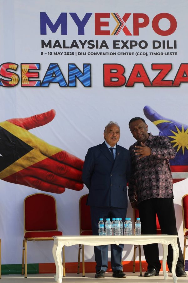 Exselensia Vise - Primeiru Ministru no Ministru Koordenadór ba Assuntu Ekonómiku, Ministru Turizmu no Ambiente, Dato’ Seri Francisco Kalbuadi Lay akompaña husi Vise-Ministra ba Asuntus ASEAN, Milena Maria da Costa Rangel halo abertura ba 𝐀𝐒𝐄𝐀𝐍 𝐁𝐀𝐙𝐀𝐀𝐑 ne’ebé organiza husi embaixada Malazia nian iha Centro de Convenções de Dili (CCD) iha loron Sesta to’o Sábado, 10 Maio 2025. 𝐀𝐒𝐄𝐀𝐍 𝐁𝐀𝐙𝐀𝐀𝐑 iha aprezentasaun kulinaria husi nasaun membru ASEAN nian iha áreador liur CCD nian no iha salaun CCD nia laran expozisaun ensino superior sira husi Malazia nian ne’ebé nu’udar pasu positivu ida ba Timoroan sira oinsa bele hatene klean liu-tan universidade hirak ne’e bainhira hakarak kontinua estudu ensino superior iha Malazia.